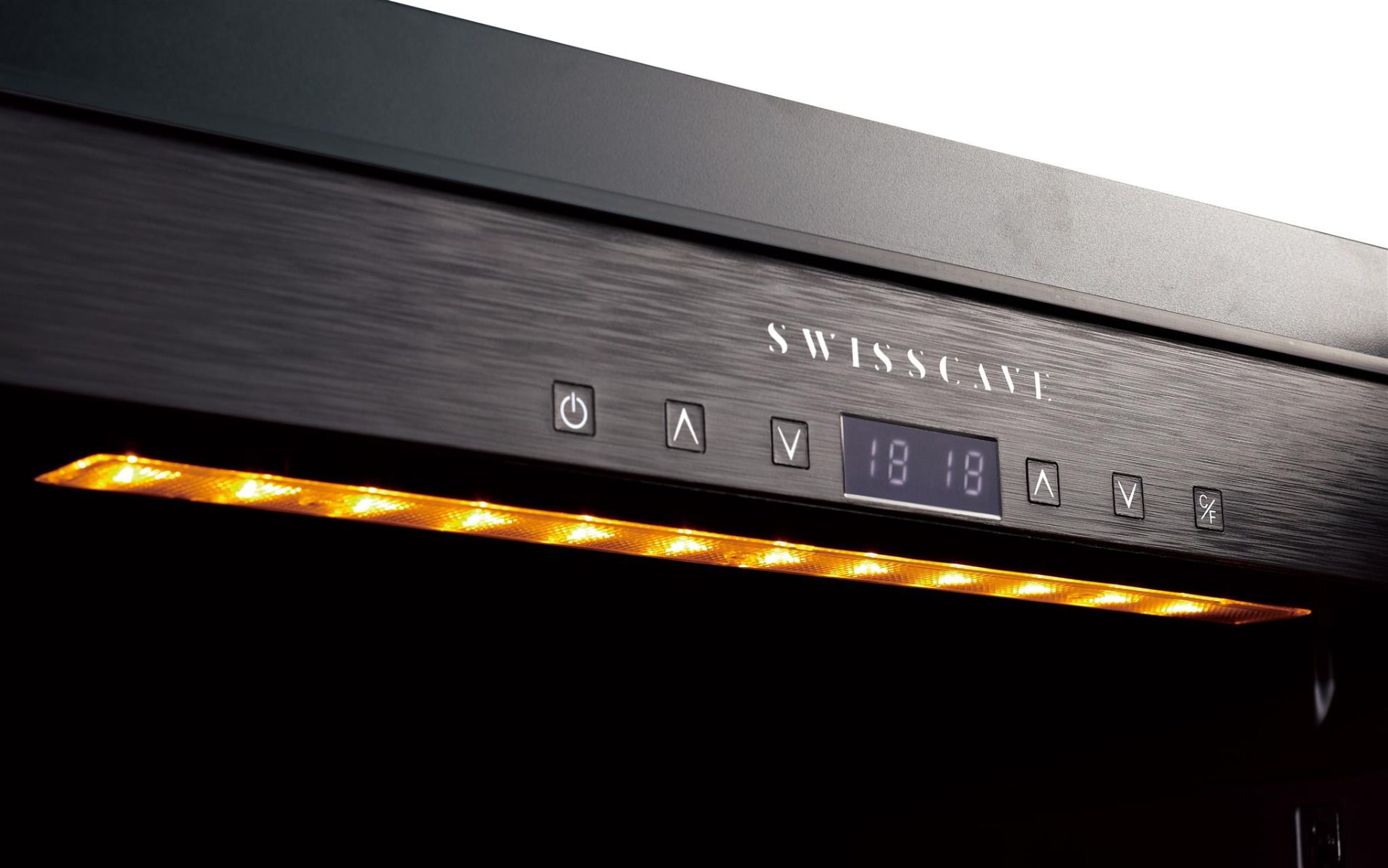 SWISSCAVE Schriftzug am Display mit amberfarbener Beleuchtung – WLB-460DF-MIX PREMIUM EDITION