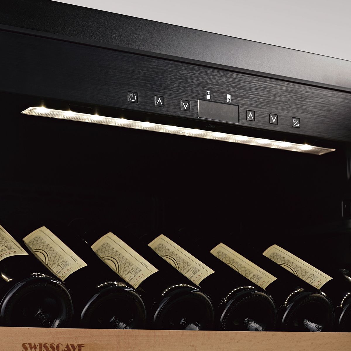 SWISSCAVE Schriftzug am Display mit weisser Beleuchtung – WLB-460F-MIX PREMIUM EDITION