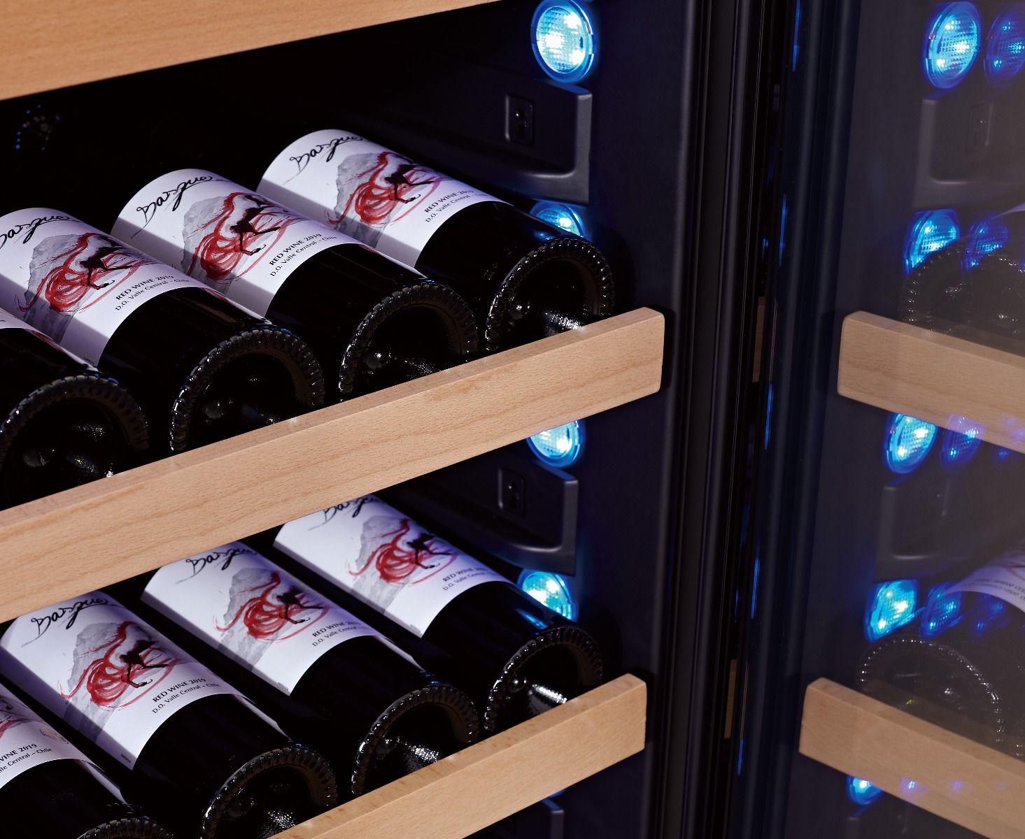 Holztablare mit blauer Innenbeleuchtung im WLB-460DF-MIX Weinkühlschrank