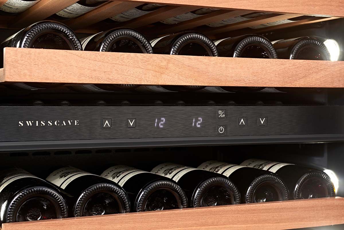 SWISSCAVE Schriftzug am Display mit weisser Beleuchtung beim WIB-178DFT