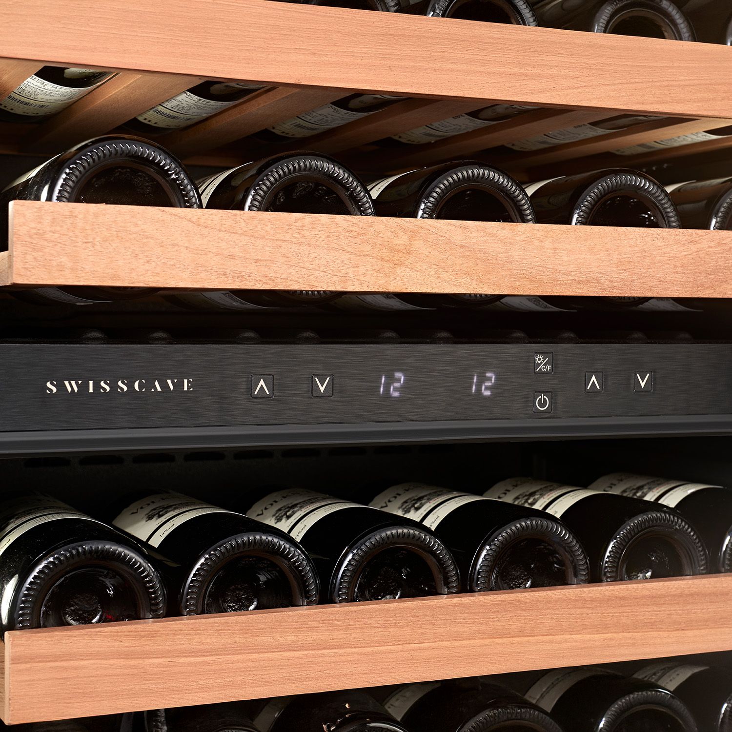 SWISSCAVE Weinkühlschrank WIB-178DF mit Türgriff – Premium Zwei-Zonen Weinkühlschrank aus Edelstahl und Holzregalen