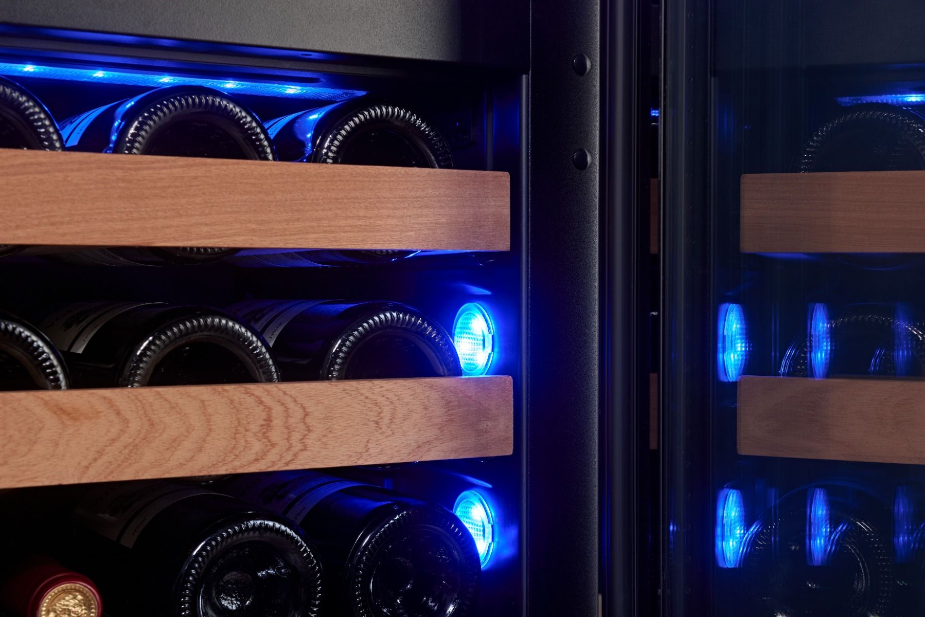 Holztablare mit blauer Innenbeleuchtung im WIB-60DF