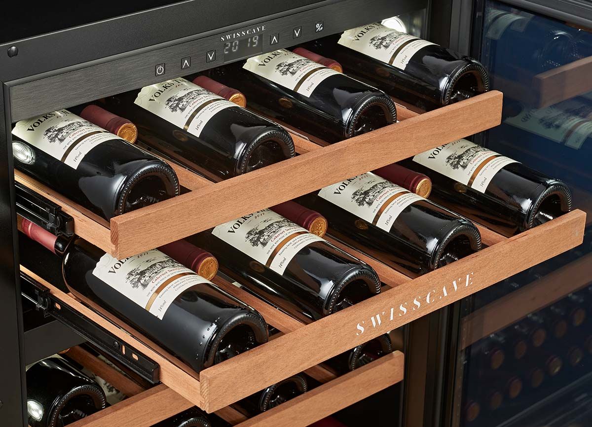 SWISSCAVE Schriftzug am Display mit weisser Beleuchtung beim WUB-60DF